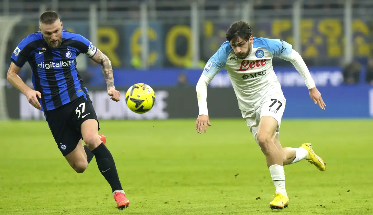 Bek Inter Milan, Milan Skriniar dan gelandang Napoli Khvicha Kvaratskhelia bersaing memperebutkan bola pada pertandingan lanjutan Liga Serie A Italia di stadion San Siro di Milan, Italia, Kamis (5/1/2023). Inter menempati peringkat empat dengan mengoleksi 33 poin. (AP Photo/Luca Bruno)