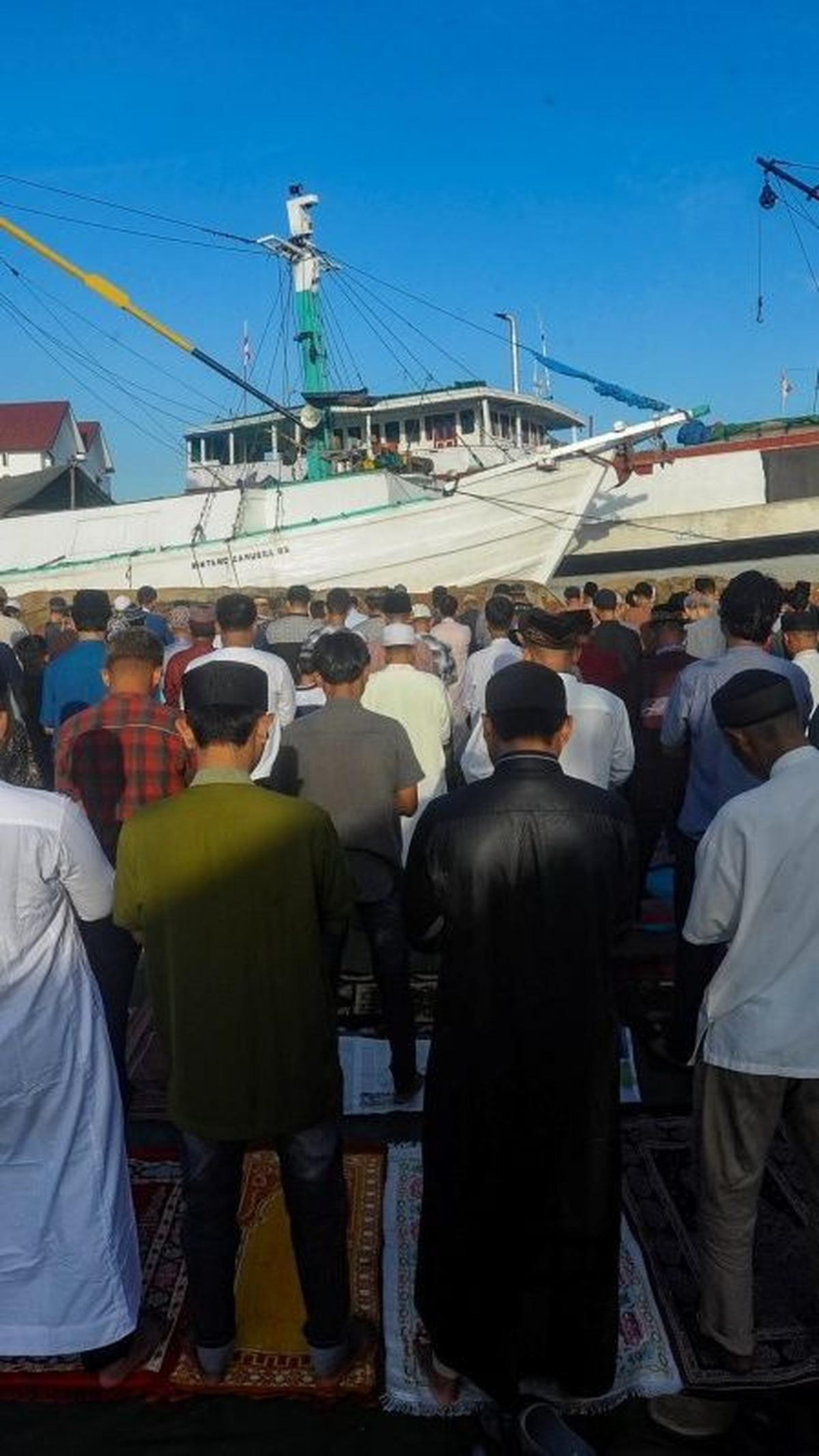 Umat muslim saat melaksanakan salat Idulfitri dengan khidmat di pelabuhan Sunda kelapa, Jakarta,  Rabu (10/4/2024). Foto: merdeka.com / Arie Basuki