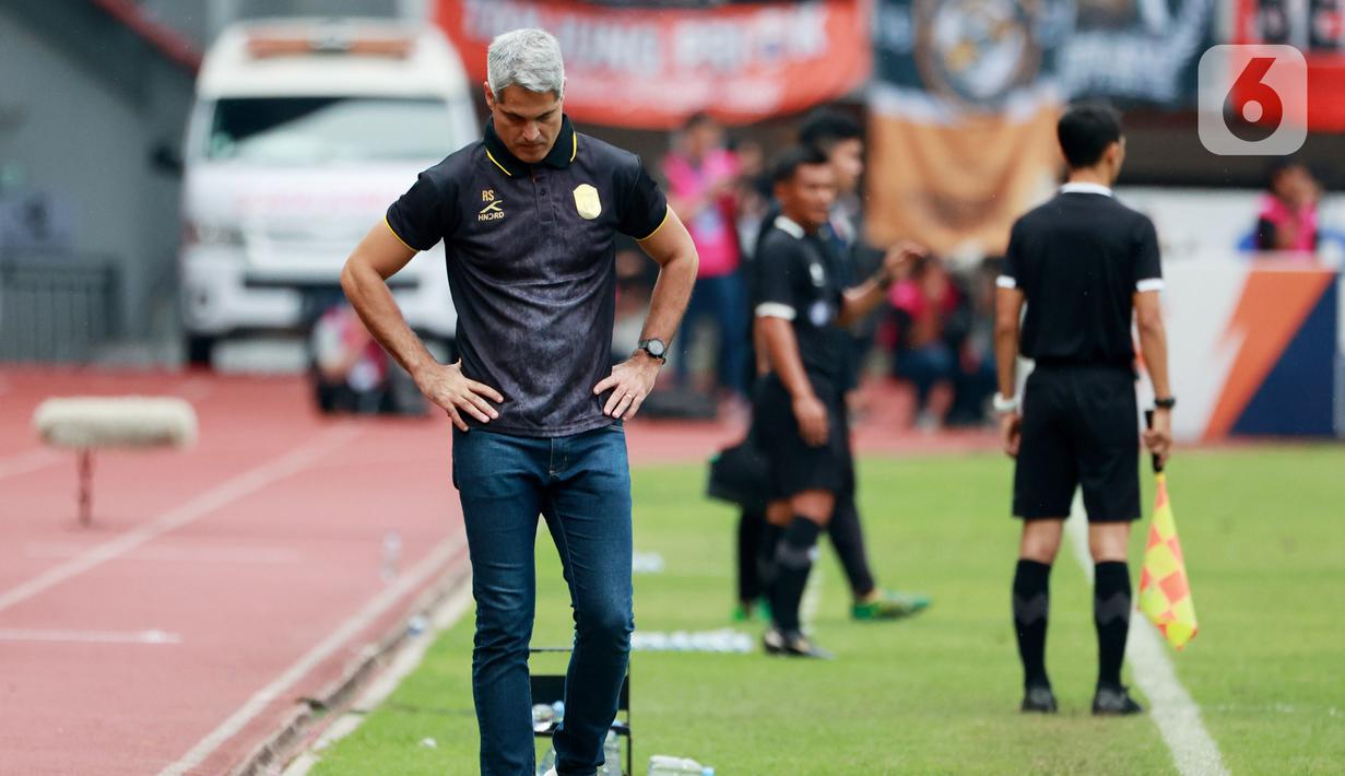 Pelatih Rans Nusantara FC, Rodrigo Santana, tertunduk lesu  saat melawan Persija Jakarta  pada pekan ke-22 BRI Liga 1 2022/23  di Stadion Patriot Candrabhaga, Bekasi, Jumat (3/2/2023). Sementara RANS tertahan di peringkat 16 dengan raihan 17 poin. (Bola.com/M Iqbal Ichsan)