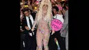 Selasa (12/8/14), penyanyi Lady Gaga tiba di Bandara Internasional Narita, Tokyo. (AFP PHOTO/Toshifumi Kitamura)