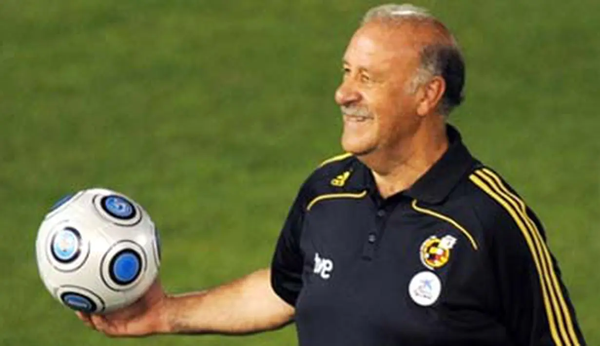 Aksi pelatih Timnas Spanyol, Vicente del Bosque di sesi latihan yang berlatih di Romano Stadium, Merida, 8 September 2009, jelang laga kualifikasi melawan Estonia. AFP PHOTO / JAVIER SORIANO 
