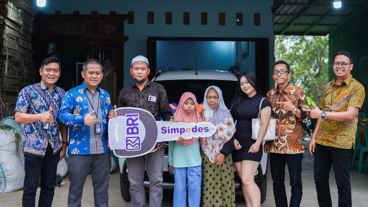 BRI Kudus Serahkan Mobil Suzuki XL7 Zeta untuk Pemenang Panen Hadiah Simpedes