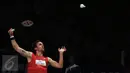 Tunggal putra Denmark, Jan O Jorgensen saat melawan Lee Chong Wei (Malaysia) di final BCA Indonesia Open 2016, Jakarta, Minggu (5/6/2016). Jan O Jorgensen kalah 21-17,19-21, 17-21. (Liputan6.com/Helmi Fithriansyah)