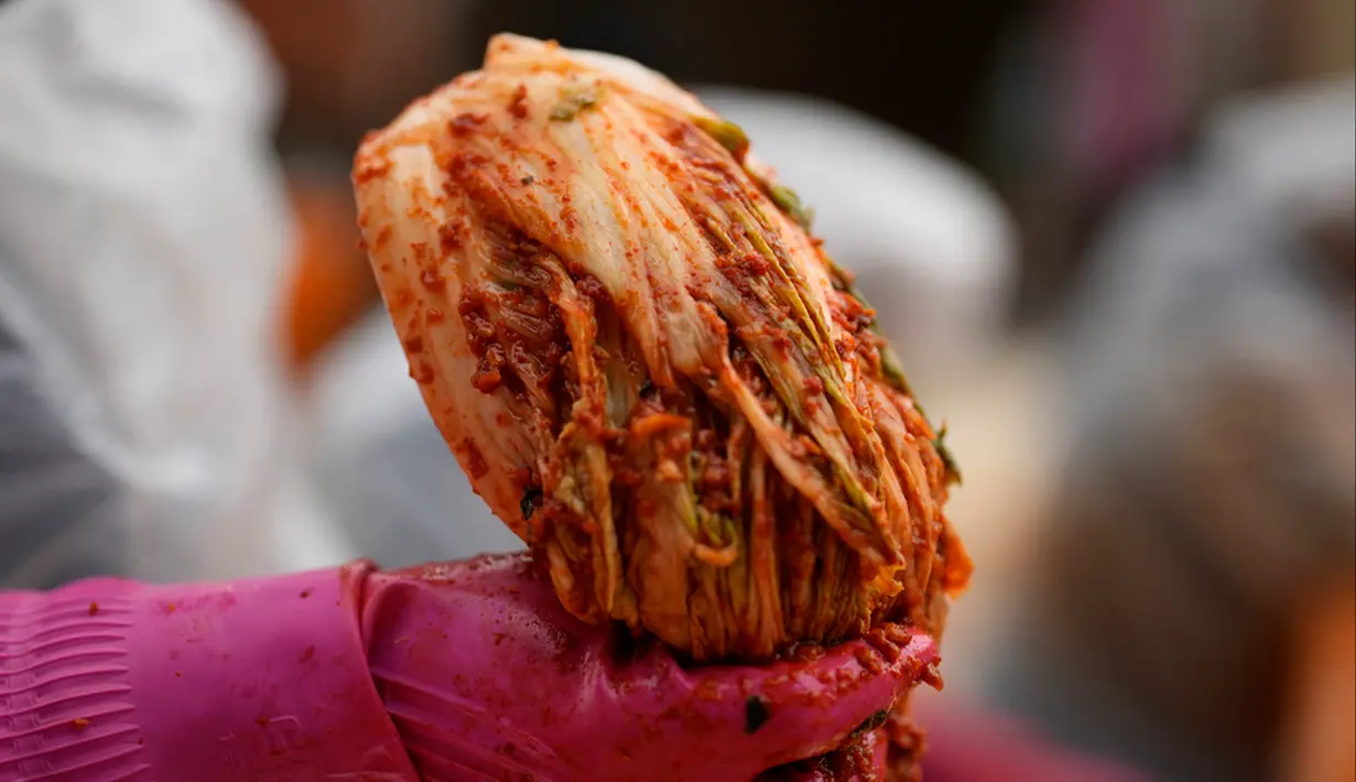 Secara tradisional, perempuan akan berkumpul untuk menyiapkan bahan-bahan dan memulai proses fermentasi alami, memastikan bahwa akan ada cukup makanan untuk memberi makan keluarga selama bulan-bulan musim dingin yang sangat dingin. (AP Photo/Lee Jin-man)
