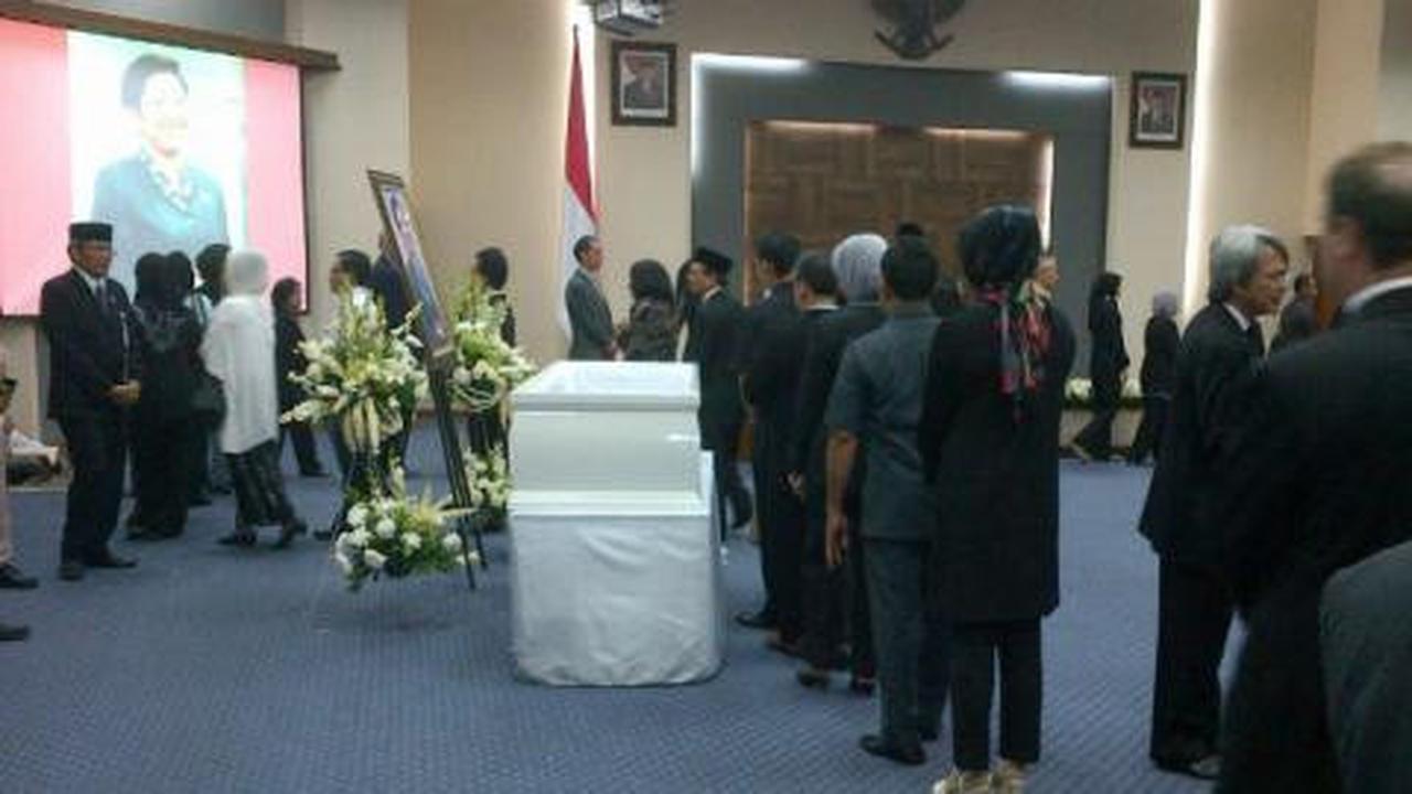 Ribuan pelayat antre menengok jenazah menkes