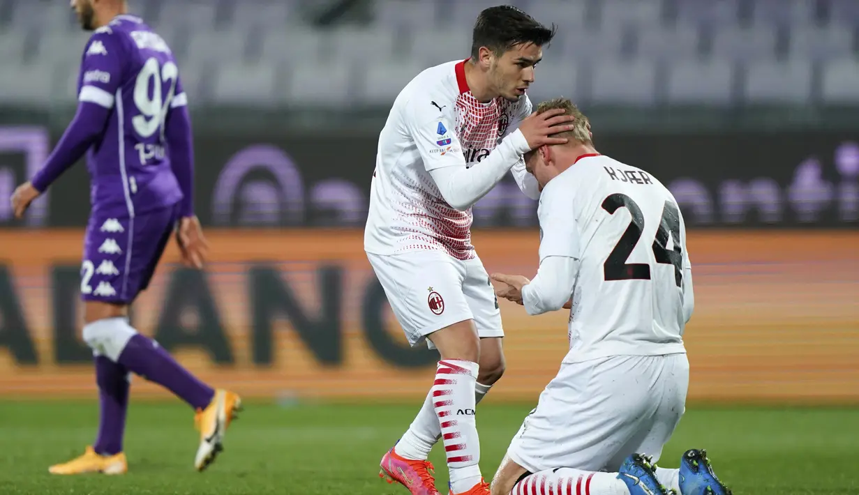 Gelandang AC Milan, Brahim Diaz berselebrasi dengan Simon Kjaer usai mencetak gol ke gawang Fiorentina pada pertandingan Liga Serie A Italia di stadion Artemio Franchi, Italia (22/3/2021). Hasil ini membuat AC Milan memangkas jarak poin dengan Inter Milan di puncak klasemen. (Spada/LaPresse via AP)