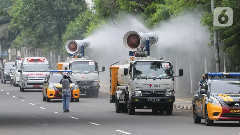 Cegah Penyebaran Covid-19, Mobil Gunner milik PMI Semprot Wilayah di Tangerang Selatan.