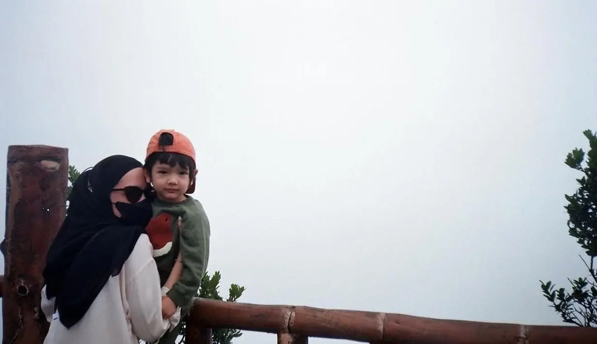 Kabar itu muncul setelah Arya Saloka hanya menyisakan 5 foto di akun instagramnya dan menghilangkan wajah anak serta sang istri di akun instagram. [instagram/anneofficial1990]