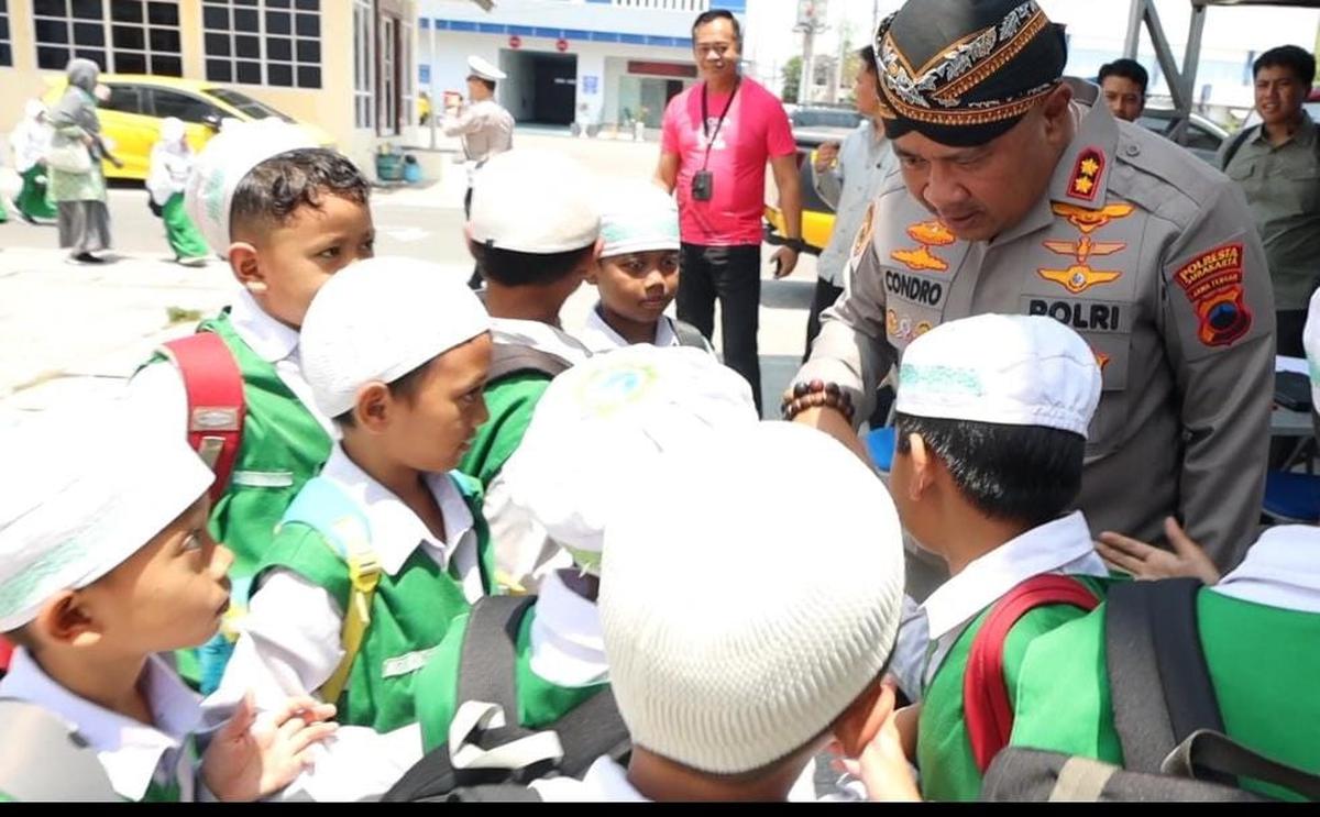 Momen akrab Kapolresta Surakarta AKBP Condro Sasongko bertemu anak-anak SD. (merdeka.com/arie sunaryo).