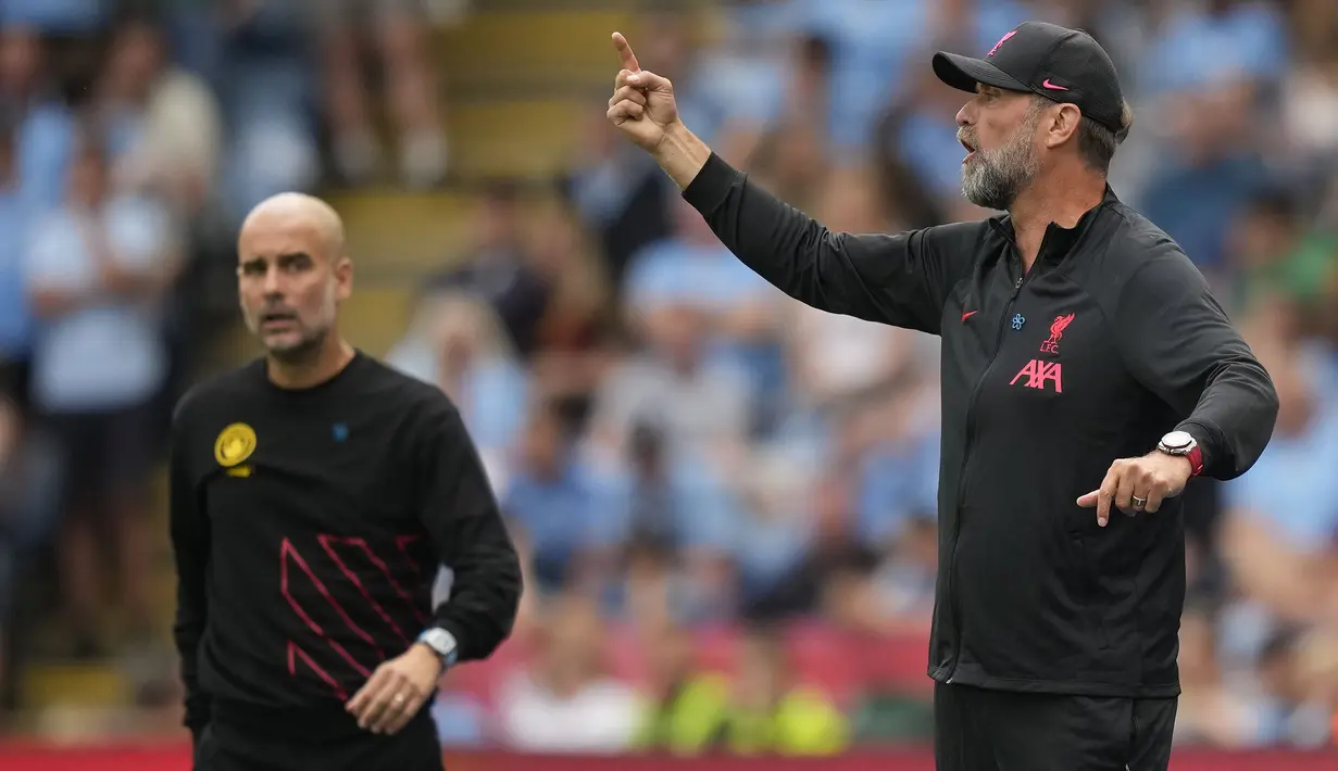 Pelatih kepala Liverpool, Jurgen Klopp memberikan instruksi ke pemainnya saat laga Community Shield 2022 melawan Manchester City di King Power Stadium, Sabtu (30/07/2022) malam WIB. (AP/Frank Augstein)