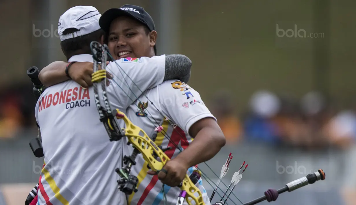 Pepanah Indonesia, Prima Wisnu, merayakan kemenangan saat final SEA Games cabang panahan nomor compound di National Sports Council, Kuala Lumpur, Rabu (16/8/2017). Dirinya meraih emas setelah mengalahkan Malaysia. (Bola.com/Vitalis Yogi Trisna)