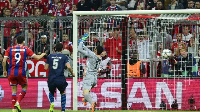Bayern Muenchen memastikan diri lolos ke babak semifinal Liga Champions usai membantai Porto 6-1 di leg kedua babak perempat final, Rabu (22/4/2015