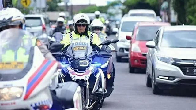 Korps Lalu Lintas (Kakorlantas) Polri Irjen Royke Lumowa mengendarai motor gede BMW