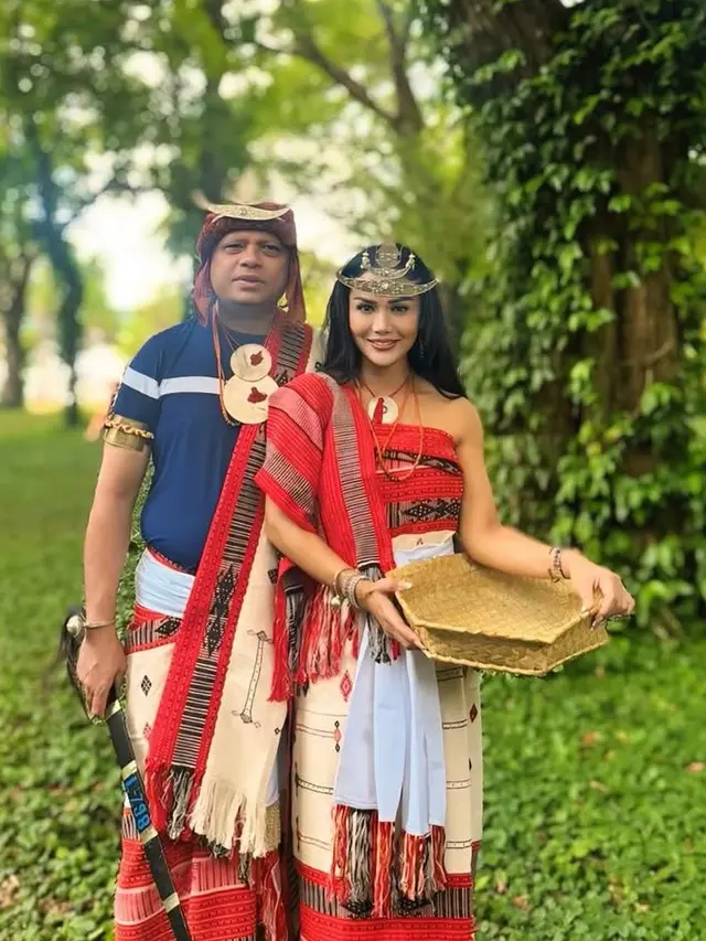 Krisdayanti dan Keluarga Tampil Dibalut Baju Adat Timor Leste. [@krisdayantilemos]