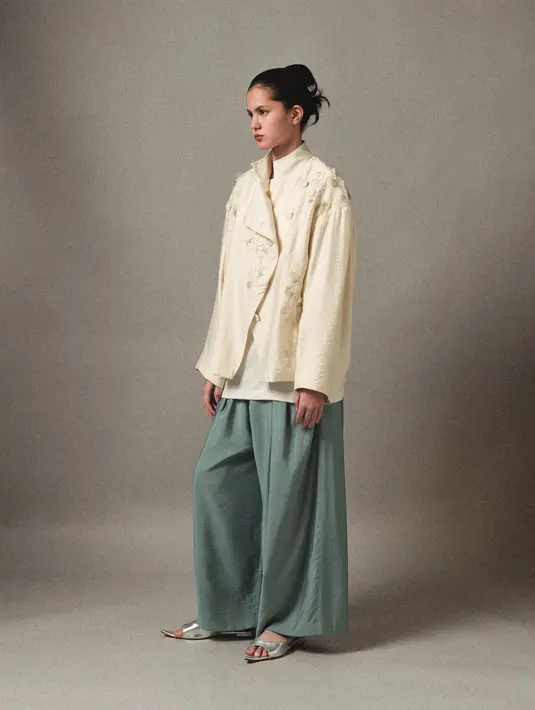 Terdiri dari atasan, bawahan, gaun, luaran panjang, hingga kemeja pria yang dihiasi dengan aksen Opnaisel dan jahitan artistik. Sebagian besar koleksi ini menggunakan bahan premium dengan warna solid yang memberikan kesan anggun dan elegan. Setiap detail, mulai dari sulaman Rikmadara hingga jahitan halus, menjadi bukti dedikasi merek terhadap seni dan keterampilan tinggi. [Dok/SAPTO DJOJOKARTIKO].