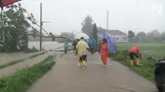 Hujan es disertai angin kencang terjadi di Magelang. Akibatnya sejumlah rumah rusak akibat tertimpa pohon yang roboh.