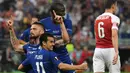 Selebrasi striker Chelsea, Olivier Giroud bersama rekan-rekannya setelah mencetak gol ke gawang Arsenal pada laga final Liga Europa 2018/2019 di Baku Olympic Stadium, Baku, Azerbaijian (29/5/2019). Arsenal sukses maju ke partai final Liga Europa 2018/2019 menantang Chelsea (29/5/2019). The Gunners akhirnya harus mengakui keunggulan Chelsea dengan skor 1-4. (AFP/Ozan Kose)