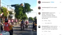 Seperti dilansir akun Instagram @newdramaojol.id, belasan sepeda terlihat tak menghiraukan lampu lalu lintas.