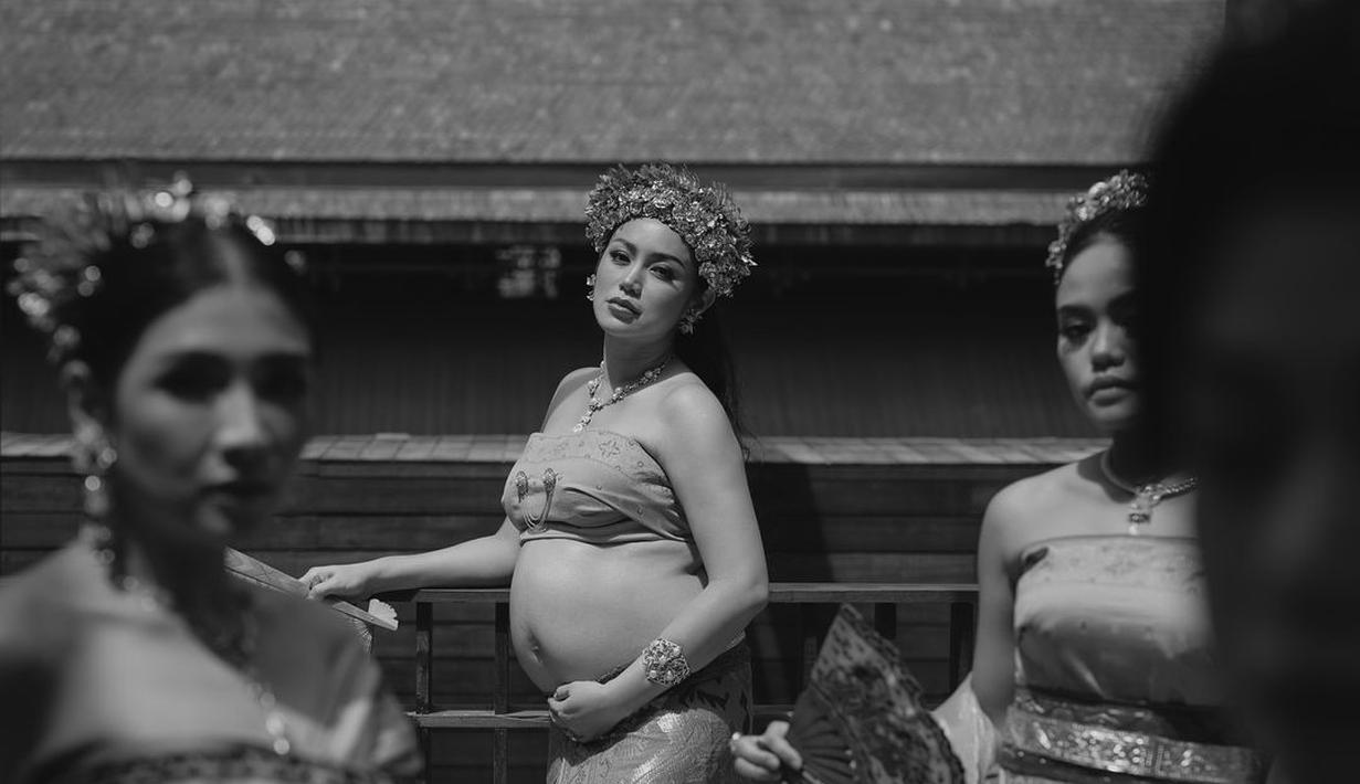 Sambil memegang baby bump hasil bayi tabung, Jessica Iskandar juga mengajak sahabat melakukan pemotretan saat hamil. Konsep maternity shoot kehamilan ketiga ini kelak bakal dilihat putri Jedar dan Vincent. (Liputan6.com/IG/@inijedar)