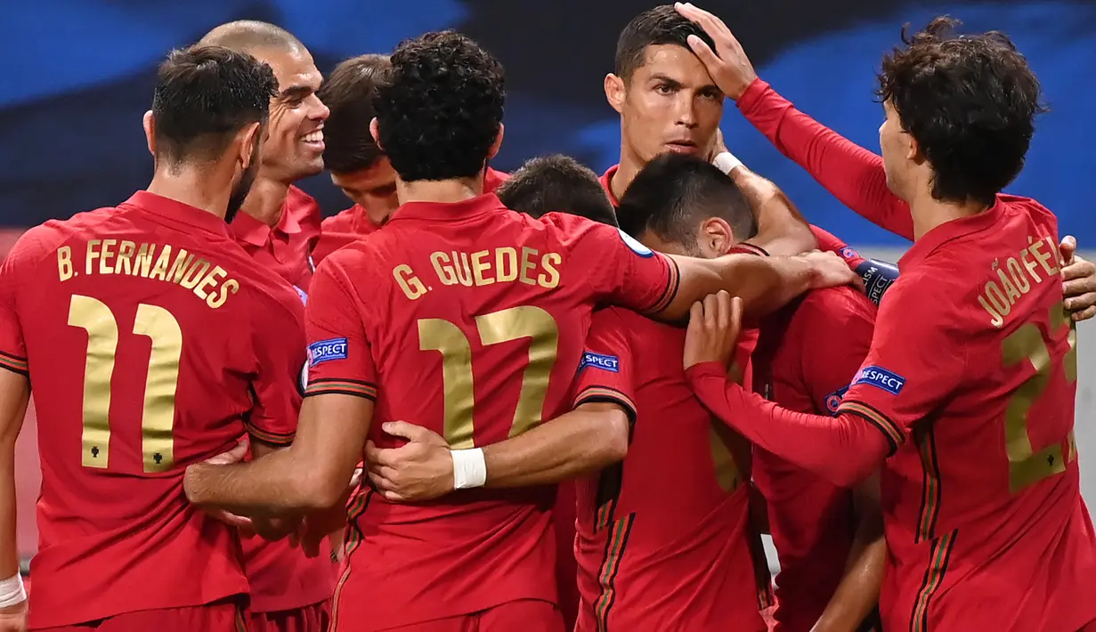 Pemain Portugal merayakan gol yang dicetak Cristiano Ronaldo ke gawang Swedia pada laga UEFA Nations League di Stadion Friends Arena, Rabu (9/9/2020) dini hari WIB. Portugal menang 2-0 atas Swedia. (AFP/Jonathan Nackstrand)