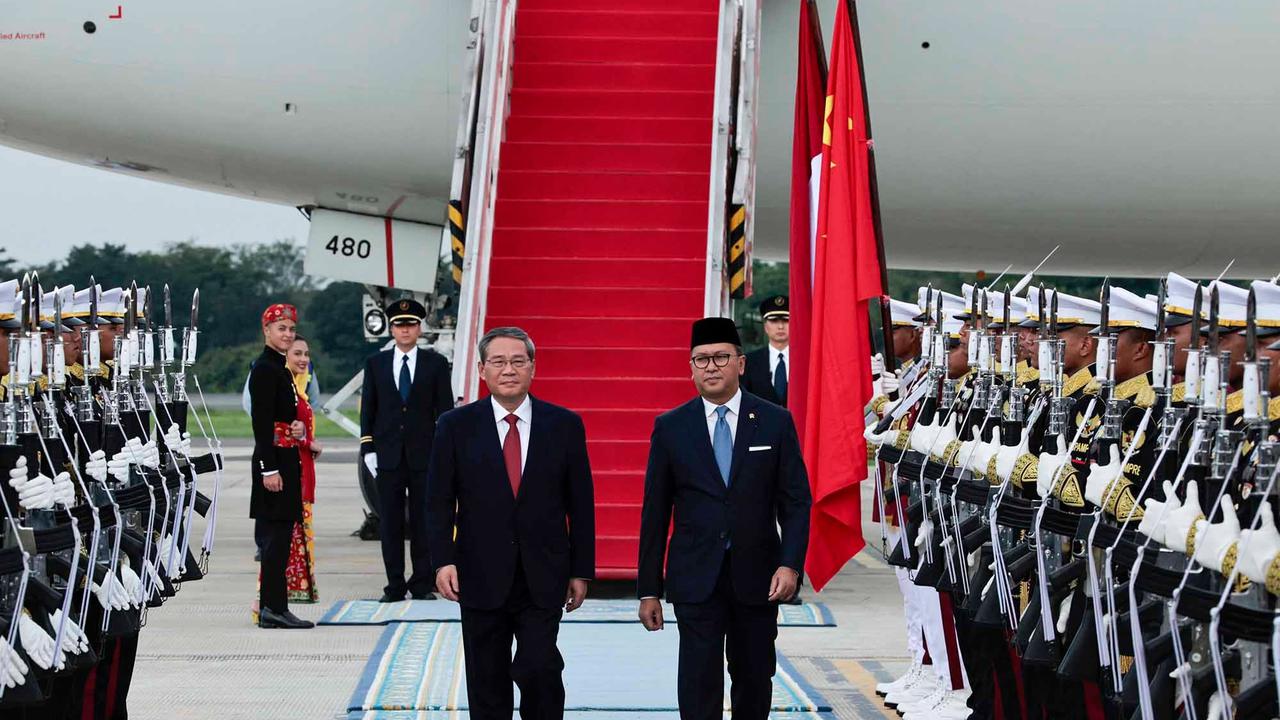 FOTO: Menteri Investasi Rosan Menyambut Kedatangan PM China Li Qiang