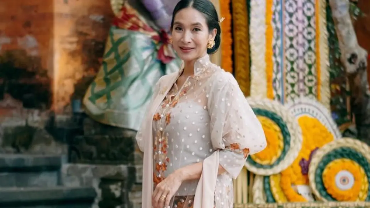 Artis Indonesia yang Senang Pakai Kebaya