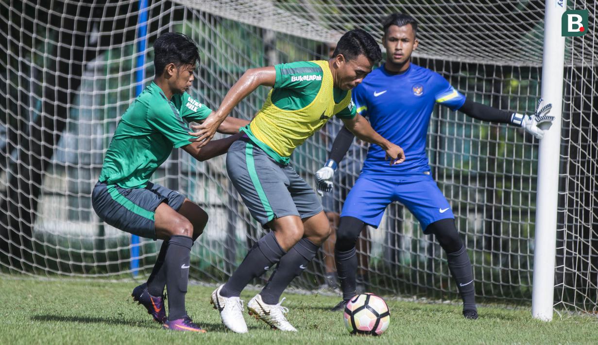 Pemain Timnas Indonesia U-19, Nurhidayat Haji, mengamankan bola saat latihan di Lapangan ABC Senayan, Senin (19/2/2018). Pemusatan latihan Timnas Indonesia akan digelar selama satu pekan, yakni 18-25 Februari 2018. (Bola.com/Vitalis Yogi Trisna)