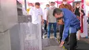 Direktur Utama SIG, Donny Arsal (kanan) melihat hasil produk ThruCrete usai pembukaan pelatihan tenaga konstruksi di Palembang (7/4/2022). Sinergi dilatarbelakangi kebutuhan konstruksi untuk infrastruktur, perumahan dan kawasan yang meningkat seiring dengan pertumbuhan populasi.(Liputan6.com/HO/SIG)