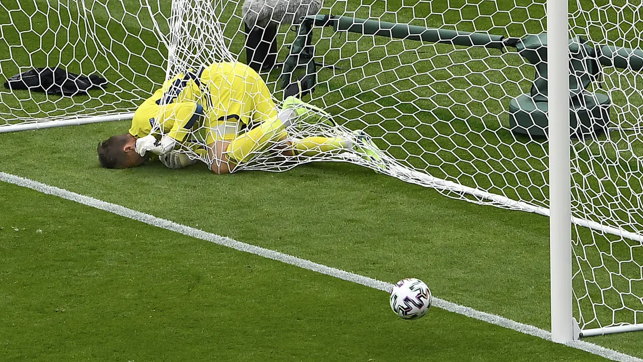 FOTO: Momen Kiper Skotlandia Nyangkut di Jaring Gawang Saat Lawan Republik Ceko