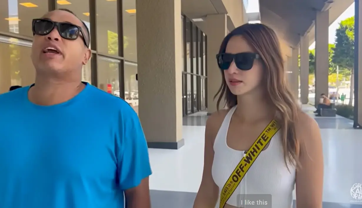 Merasa belum cukup umur, Nia akan memotong dari uang jajan. Sedangkan sang suami yang merupakan pengusaha tersebut mengungkapkan alasannya dan mengaku sudah janji dengan putrinya. [Youtube/Nia Ramadhani Bakrie]