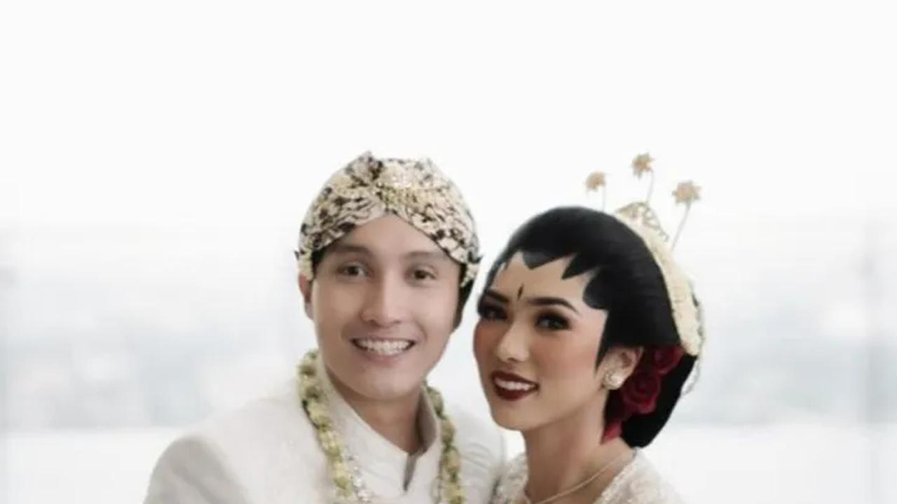Isyana Sarasvati resmi menikah dengan Rayhan Maditra pada 2020.