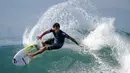 Peselancar asal Prancis , melakukan manuver di atas ombak saat kejuaraan selancar dunia bertajuk "Corona Bali Protected" di Pantai Keramas, Gianyar, Bali, Minggu (19/5/2019). Event yang diberinama Corona Bali ProTected digelar pada 13 Mei hingga 25 Mei 2019. (SONNY TUMBELAKA / AFP)