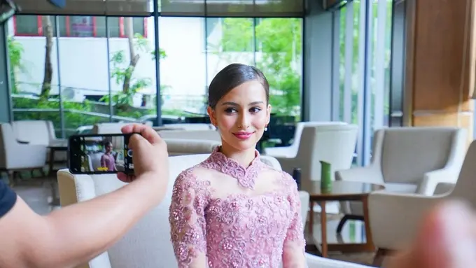 Pesona Anna Jobling Pakai Kebaya