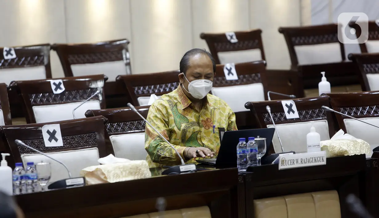 Calon anggota Badan Pemeriksa Keuangan (BPK) Blucer Welington Rajagukguk mengikuti uji kelayakan dan kepatutan bersama Komisi XI DPR di Kompleks Parlemen, Senayan, Jakarta, Kamis (9/9/2021). Selain Blucer, DPR juga menguji 15 calon anggota BPK lainnya. (Liputan6.com/Angga Yuniar)