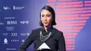 Aghniny Haque menunjukkan pesona elegan dan berwibawa dengan kebaya janggan model crop dipadukan dengan corset, batik, dan celana panjang hitamnya. Pakaiannya tersebut merupakan karya magis dari Yosafat. [@aghninyhaque].