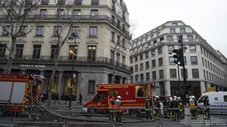 Petugas pemadam tiba di lokasi kebakaran yang melanda Hotel Ritz, Paris, Selasa (19/1). Hotel ini pernah menjadi tempat Putri Diana dan Dodi Fayed menghabiskan malam terakhir sebelum tewas dalam kecelakaan mobil pada 1997. (AFP PHOTO/Lionel Bonaventure)