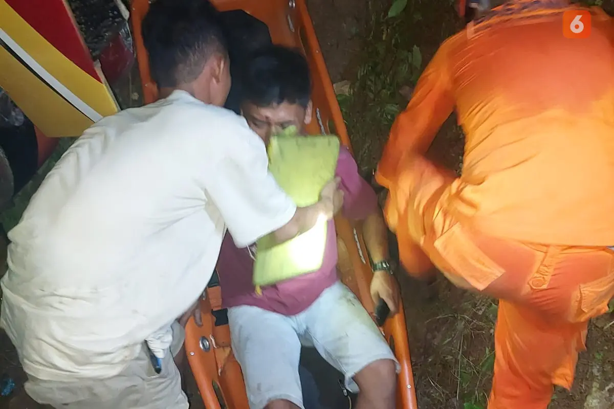 Evakuasi korban kecelakaan rombongan  santri gontor