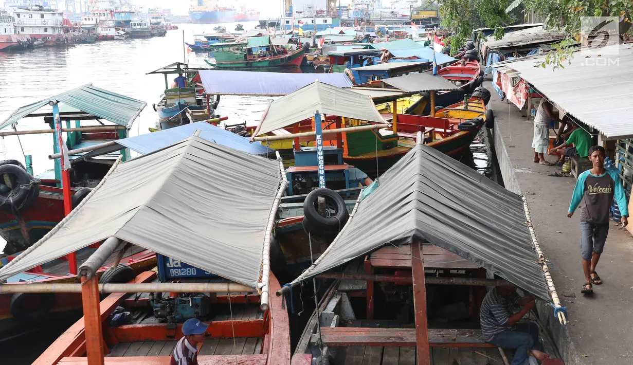 Sejumlah perahu nelayan bersandar di Tanjung Priok, Jakarta, Senin (17/7). Para nelayan tersebut mengandalakan penyewaan perahu bagi warga Jakarta untuk wisata dan memancing di teluk Jakarta berkisar Rp 800 ribu. (Liputan6.com/Angga Yuniar)