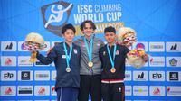 Podium nomor speed IFSC Climbing world Cup 2025 dari kiri ke kanan: Ryo Omasa (perak), peraih emas Sam Watson, dan Kiromal Katibin (perunggu). (Bola.com/Alit Binawan)