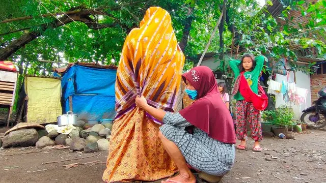Mengintip Tradisi Mandi Uap Ala Dukun Anak di Cirebon