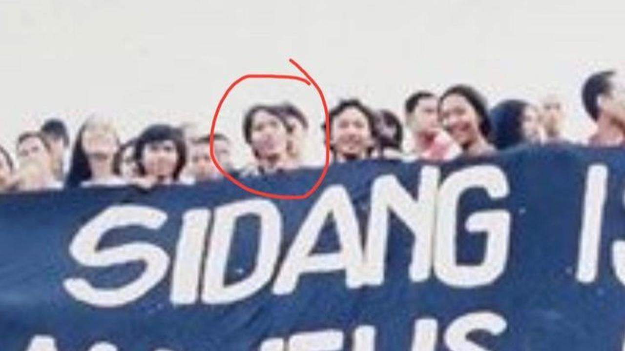 Foto jadul Desta saat mahasiswa langsung mencuri perhatian netizen. Mereka menuliskan berbagai komentar.<br>