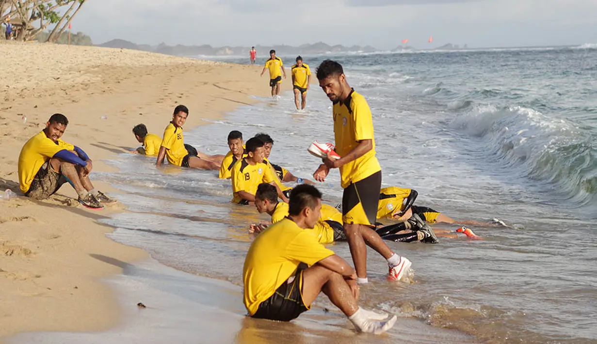 Para pemain Arema Cronus, bersantai usai latih fisik di Pantai Balekambang, Malang. Latihan di pantai itu bertujuan agar skuat Singo Edan rileks dan menikmati sesi latihan. (Bola.com/Kevin Setiawan)