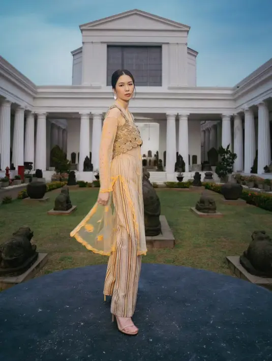 Laura Basuki tampak seperti anak perempuan pertama yang tampil elegan. Ia mengenakan setelan gold dari Sejauh Mata Memandang dipadukan dengan vest emas [@hagaipakan]
