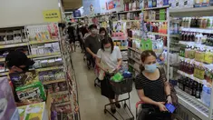 Orang-orang membeli makanan di supermarket untuk persiapan menghadapi Badai Tropis Kompasu di Hong Kong pada Selasa (12/10/2021). Observatorium Hong Kong mengeluarkan sinyal nomor 8, level tertinggi ketiga dalam skalanya, saat siklon tropis Kompasu semakin mendekati kota. (AP Photo/Vincent Yu)