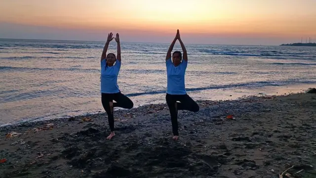 Wisatawan berada di pantai desa wisata pemuteran, Bali