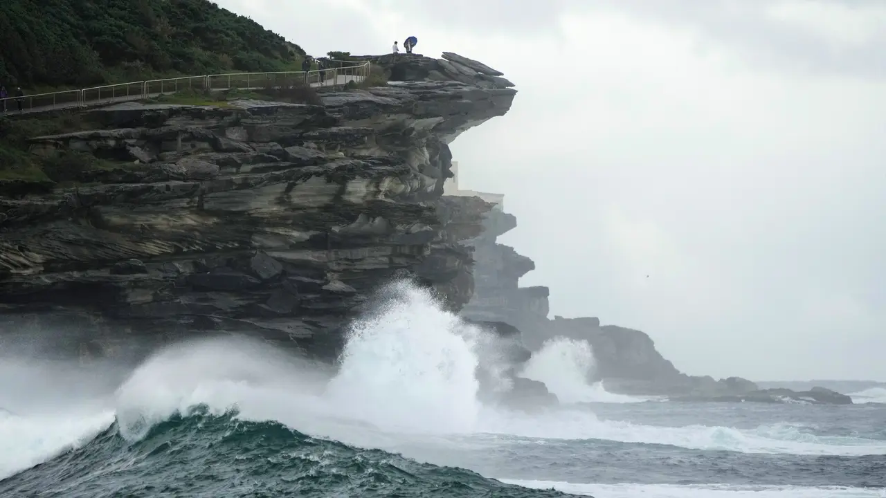 FOTO: Sensasi Berselancar di Pantai Sydney