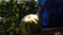 Diakui oleh para penjual, permintaan buah Blewah mengalami peningkatan di bulan Ramadan yang umumnya digunakan untuk olahan menu berbuka puasa, Kramat Jati, Jakarta, Selasa (1/7/2014) (Liputan6.com/Miftahul Hayat)