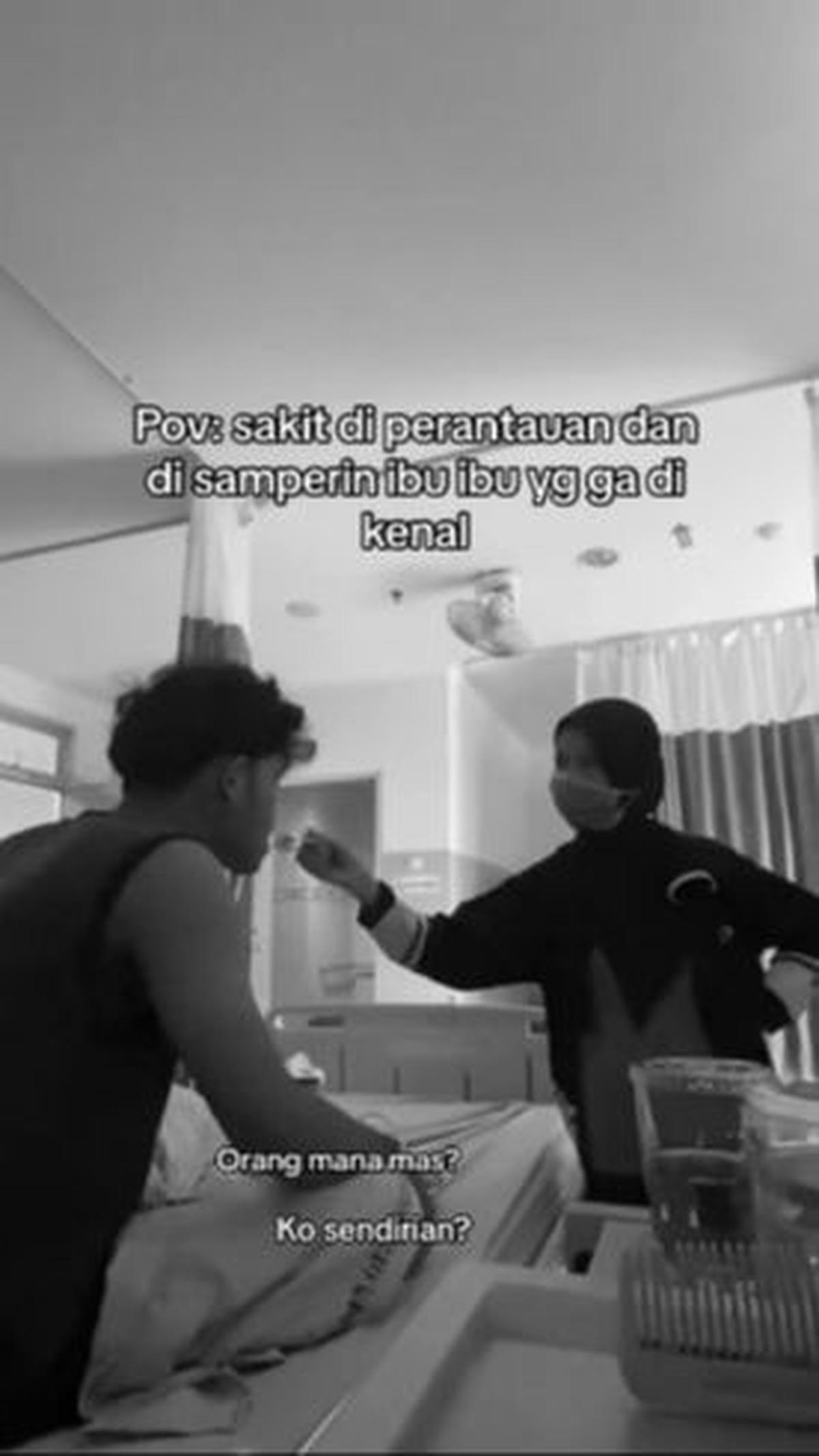 Siapa sangka, Ibu-Ibu tadi langsung berinisiatif menyuapi pria ini. "Ibu suapin ya," ujar Ibu-Ibu ini. <br>