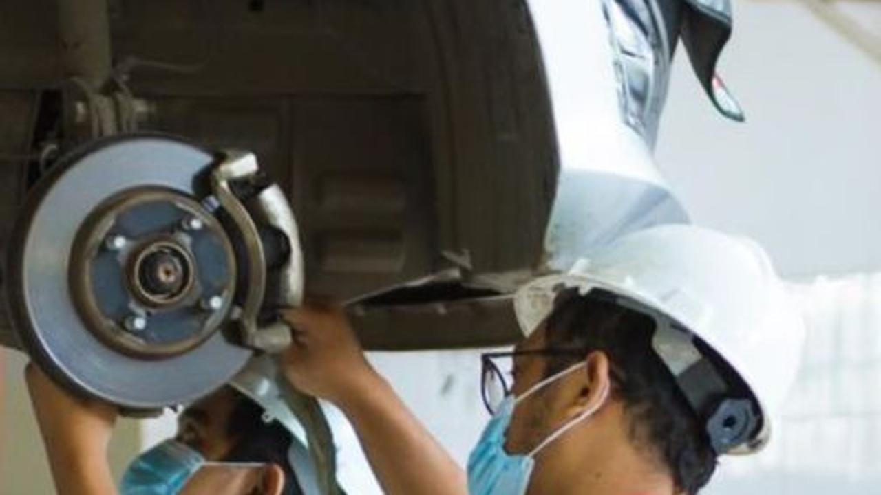 Melakukan pemeriksaan terhadap tinggi air radiator dan tinggi oli