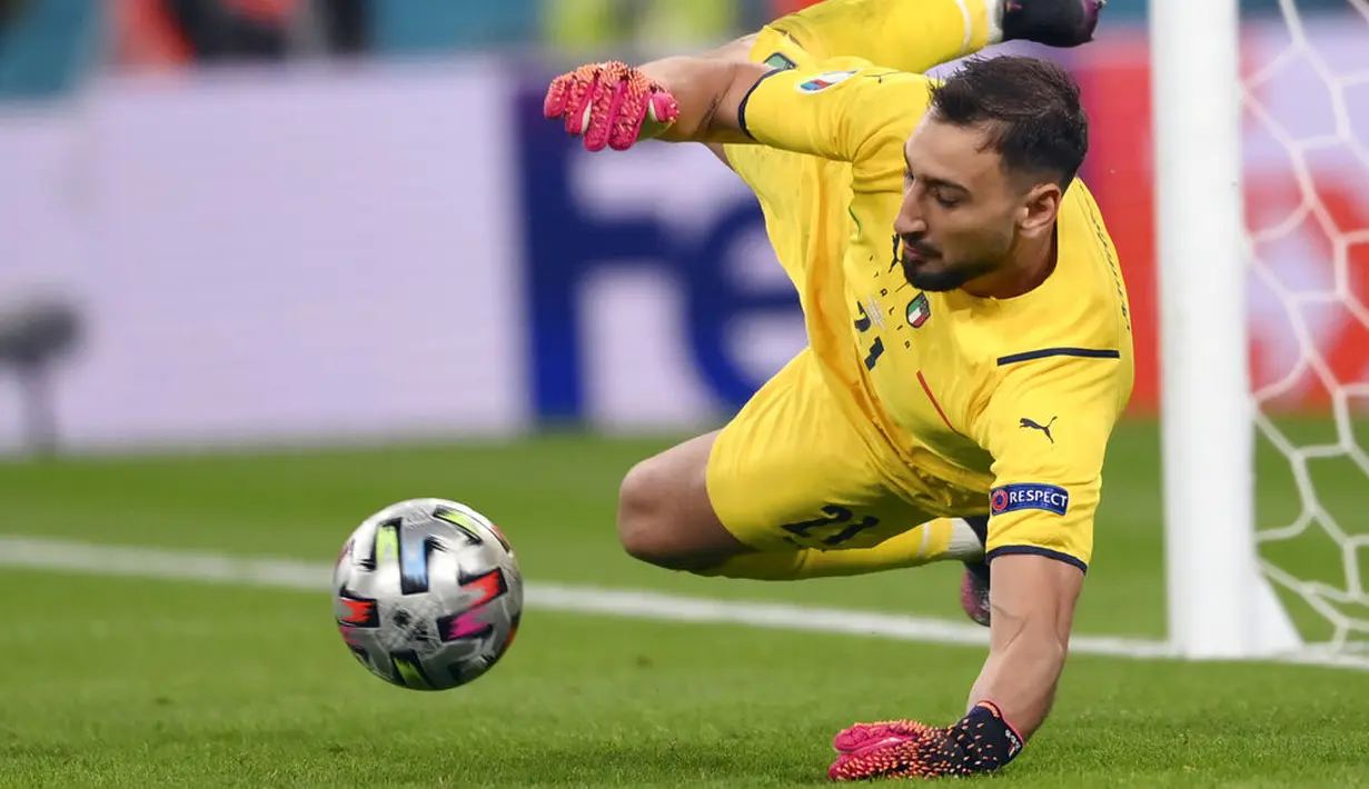 Kiper Italia, Gianluigi Donnarumma menyelamatkan tendangan penalti pada pertandingan semifinal Euro 2020 melawan Spanyol di stadion Wembley di London, Rabu (7/7/2021).  Italia akan bertemu antara pemenang Inggris vs Denmark di babak final. (Laurence Griffiths /Pool Photo via AP)